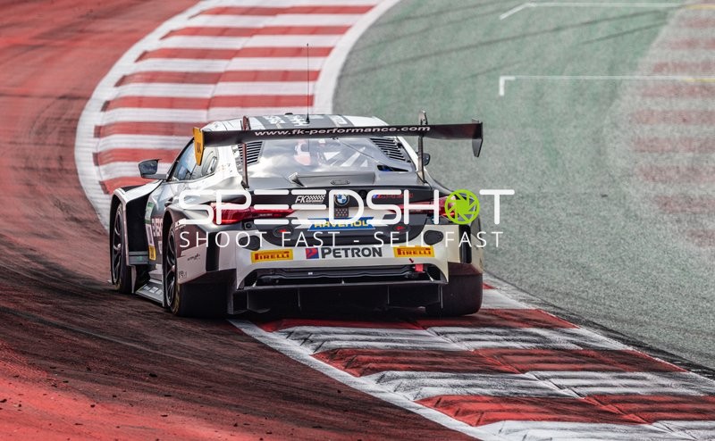 Rennfahrzeug auf der Rennstrecke