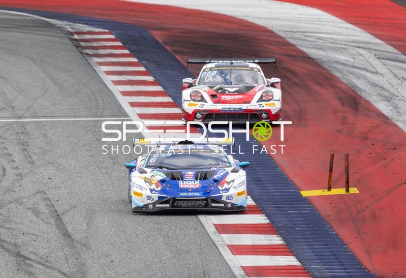 Zwei GT Masters Fahrzeuge auf der Strecke