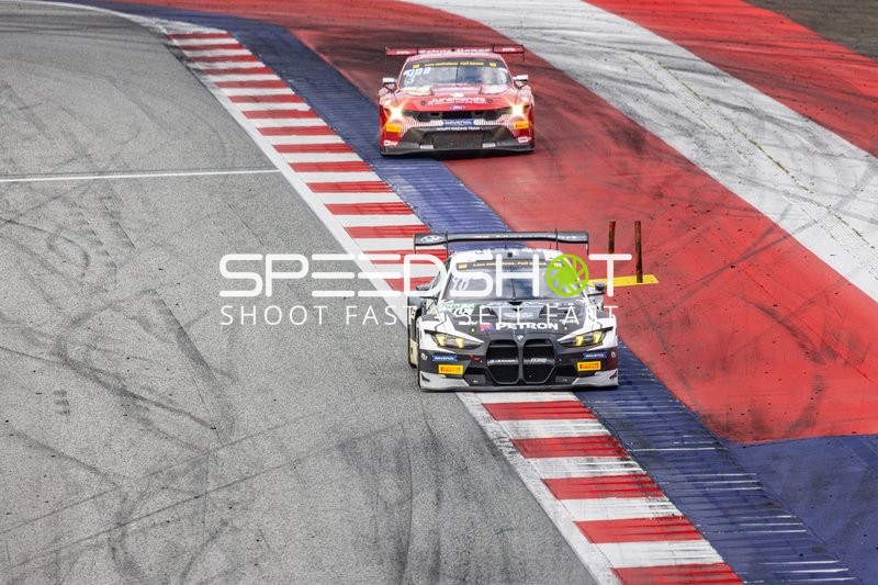 GT Masters Fahrzeuge auf der Rennstrecke