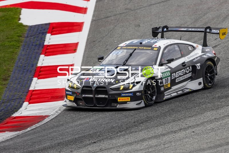 Rennfahrzeug auf der Rennstrecke