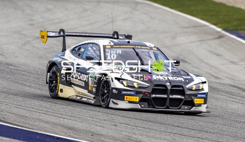 Rennfahrzeug auf der Rennstrecke