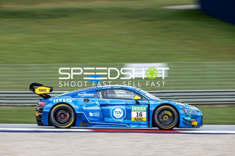 Rennfahrzeug auf der Rennstrecke