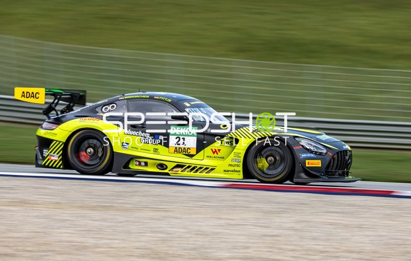 Rennfahrzeug auf der Rennstrecke