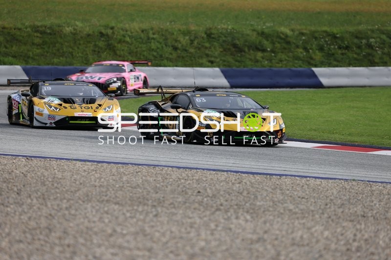 Zwei GT Masters Fahrzeuge auf der Rennstrecke