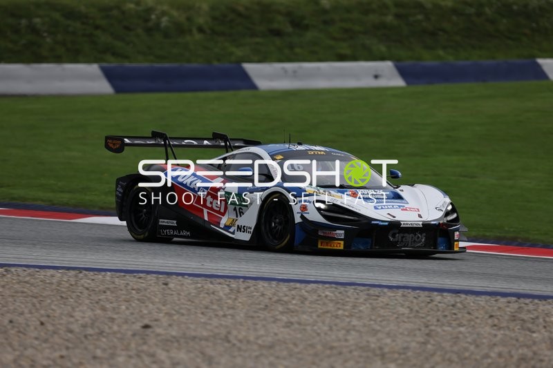 Rennfahrzeug auf der Rennstrecke