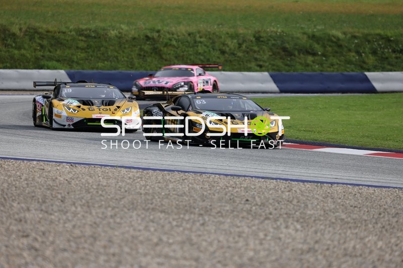 Zwei Fahrzeuge auf der Rennstrecke