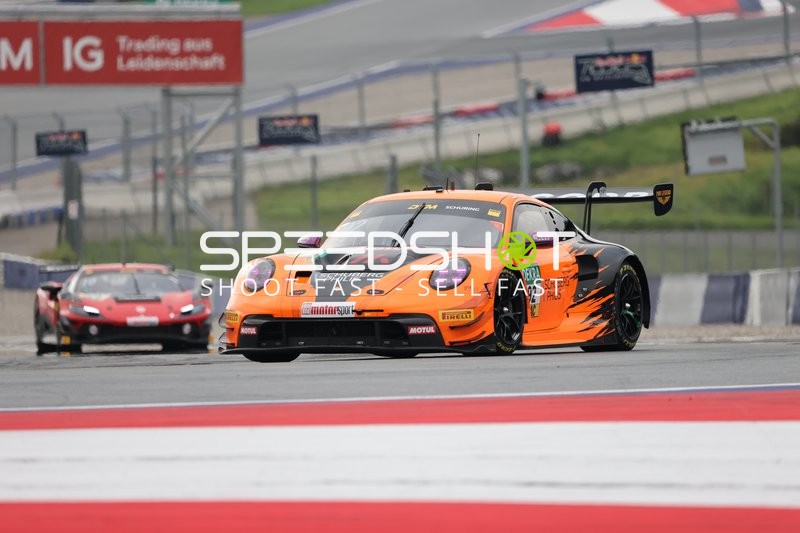 Zwei Rennfahrzeuge auf der Rennstrecke