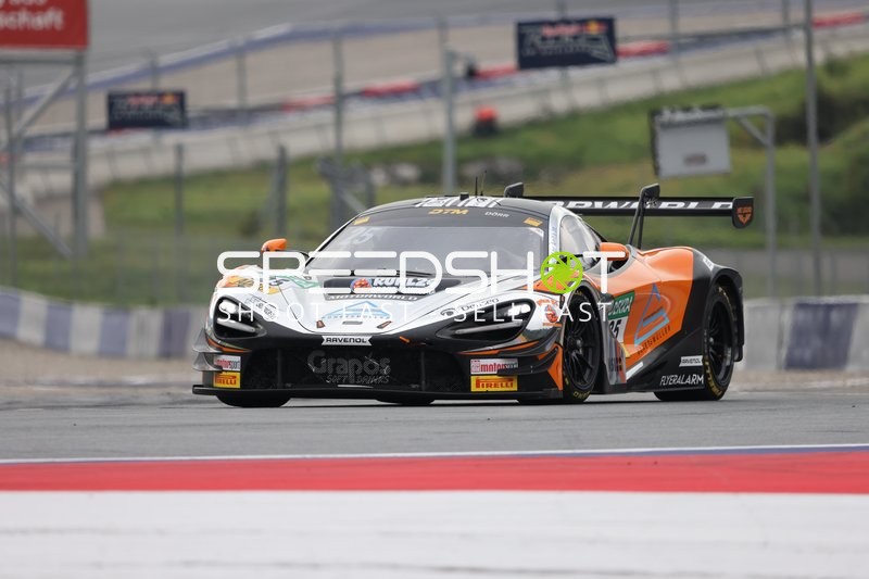 Rennfahrzeug auf der Rennstrecke