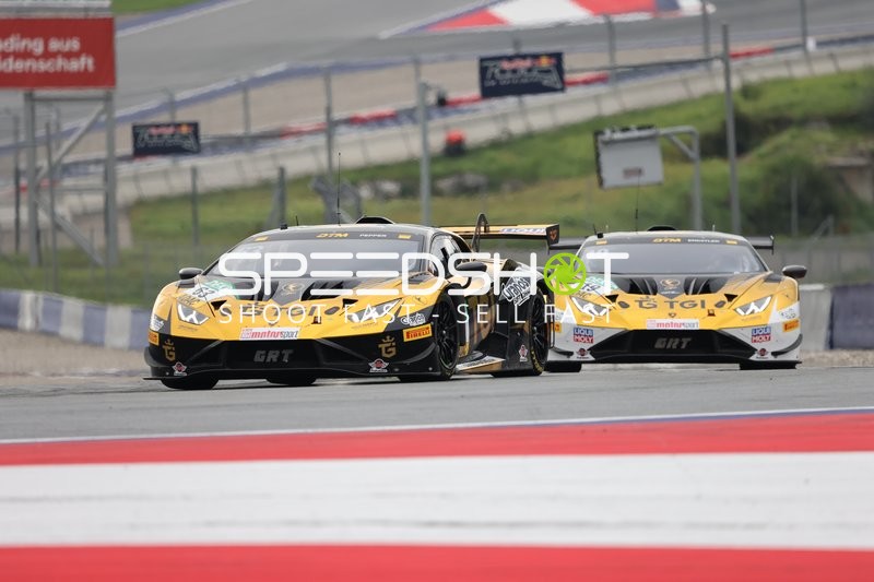 Zwei Lamborghini Huracán GT3 auf der Rennstrecke