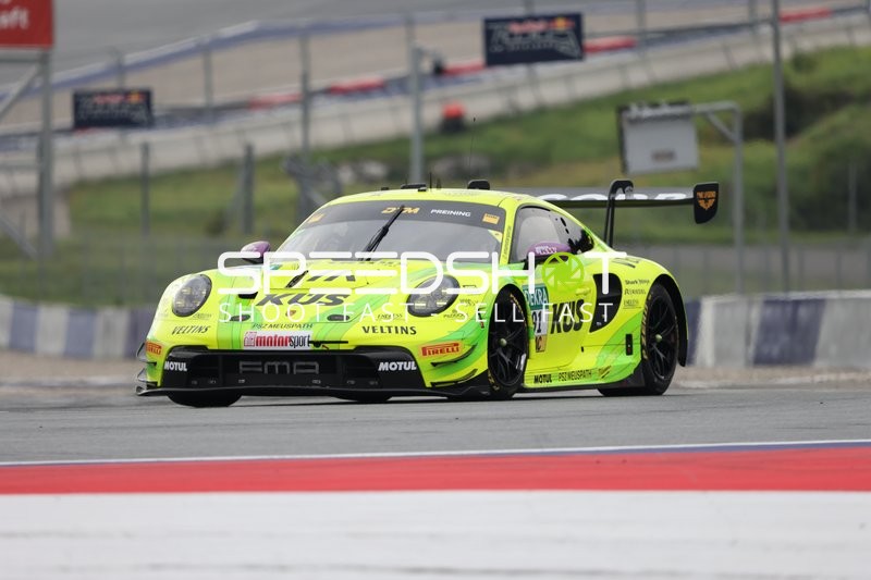 Rennfahrzeug auf der Rennstrecke