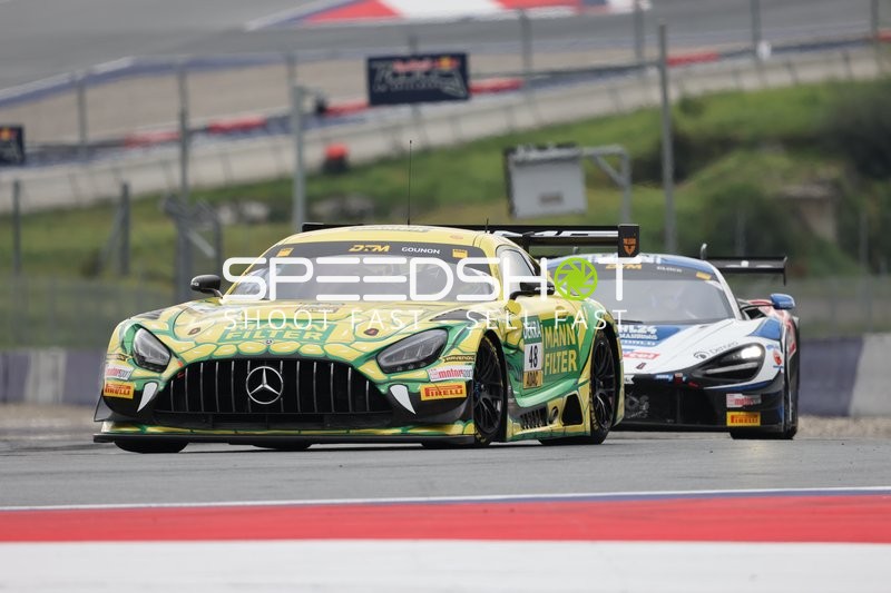 Rennfahrzeug auf der Rennstrecke