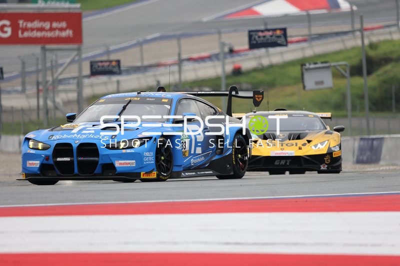 Zwei GT Masters Fahrzeuge auf der Rennstrecke