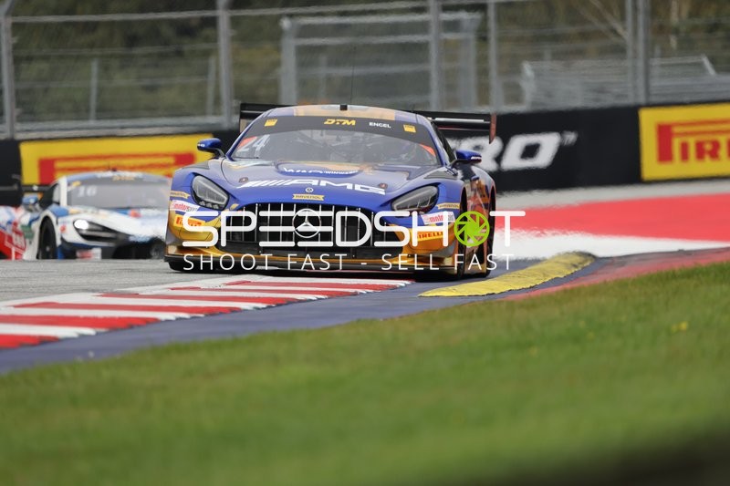 Zwei Fahrzeuge auf der Rennstrecke