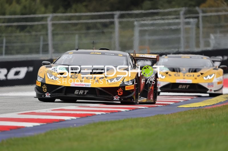 Zwei Fahrzeuge auf der Rennstrecke