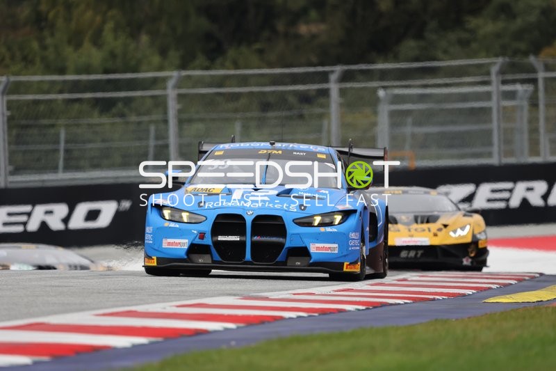 Zwei Fahrzeuge auf der Rennstrecke