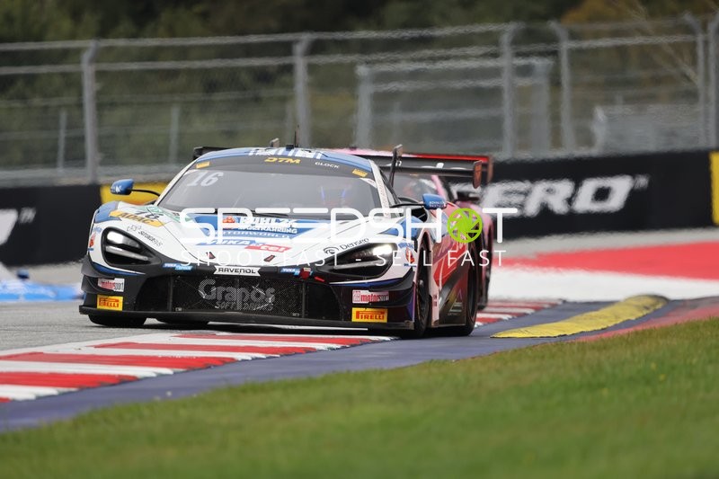 Rennfahrzeug auf der Rennstrecke