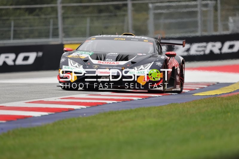 Rennfahrzeug auf der Rennstrecke