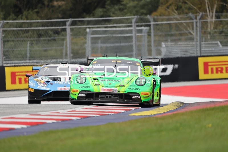 Zwei GT Masters Fahrzeuge auf der Rennstrecke