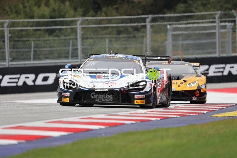 Zwei GT Masters Fahrzeuge auf der Rennstrecke