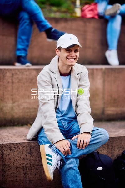 Entspannte Person sitzt