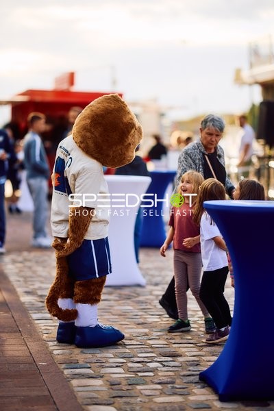 Maskottchen bei Teamvorstellung