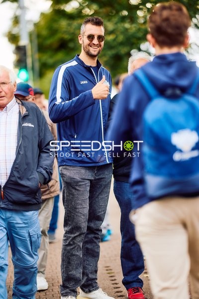 Paul Zipser (9; MLP) zeigt Daumen hoch