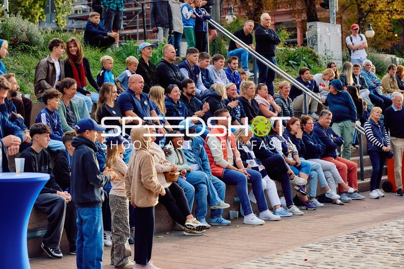Zuschauer bei Teamvorstellung