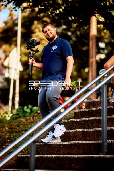 Videograph Vitalii Petukhov (815; MLP) auf Treppe