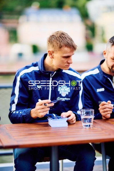 Autogrammstunde mit Niklas Würzner (2; MLP)