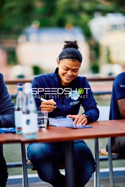 Trainerin bei Autogrammstunde