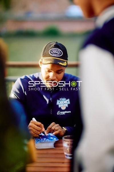 Spieler signiert Autogramme