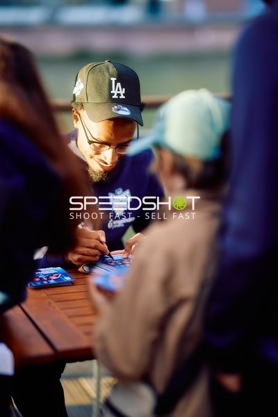 Spieler Michael Weathers (20; MLP) bei Autogrammstunde