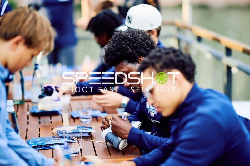 MLP Academics signieren Schuhe