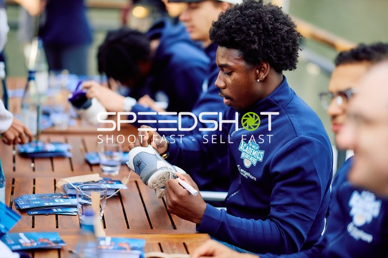 Spieler signiert Schuhe