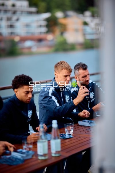 Teamvorstellung mit drei Spielern