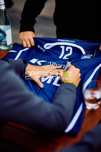 Spieler unterschreibt Trikot Osun Osunniyi (12; MLP)