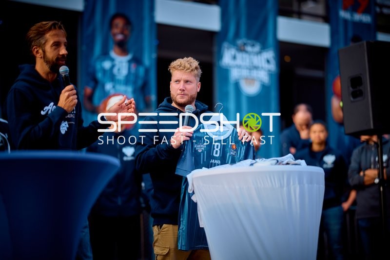 Teamvorstellung mit Trikotpräsentation