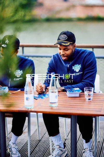 Marcus Weathers (0; MLP) unterschreibt Autogramme