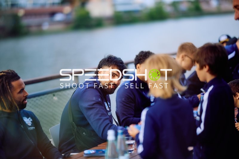 Spieler Marcel Keßen (15; MLP) und Michael Flowers (6; MLP) mit Kindern