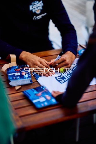 Spieler unterschreibt Autogramme