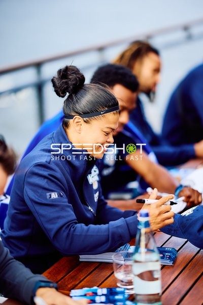 Serena Benavente signiert Autogramme