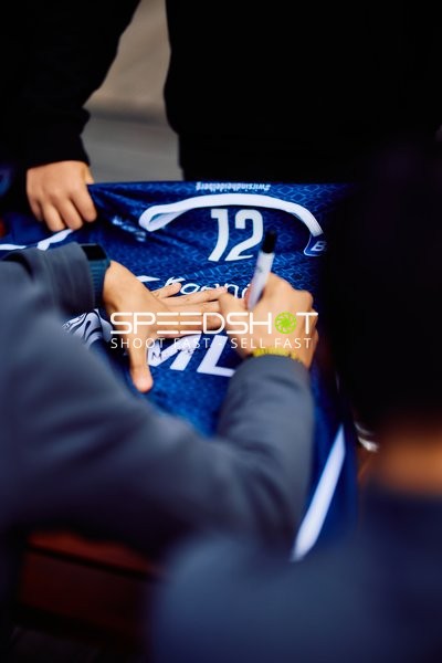 Osun Osunniyi (12; MLP) signiert Trikot