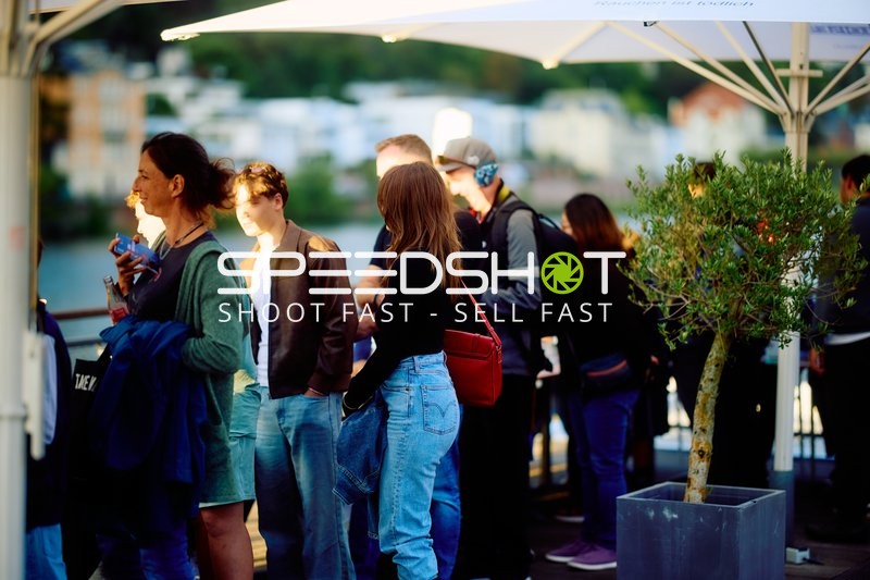 Personen am Neckar in Heidelberg