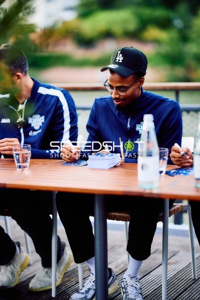 Autogrammstunde mit Michael Weathers (20; MLP)