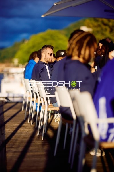 Person sitzt entspannt