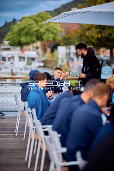 Dusan Neskovic (7; MLP) gibt Autogramme