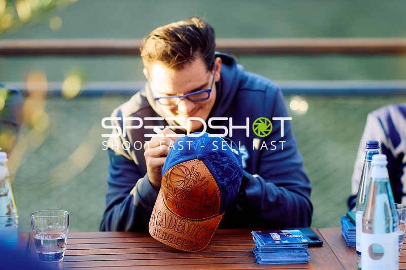 Coach mit signiertem Cap