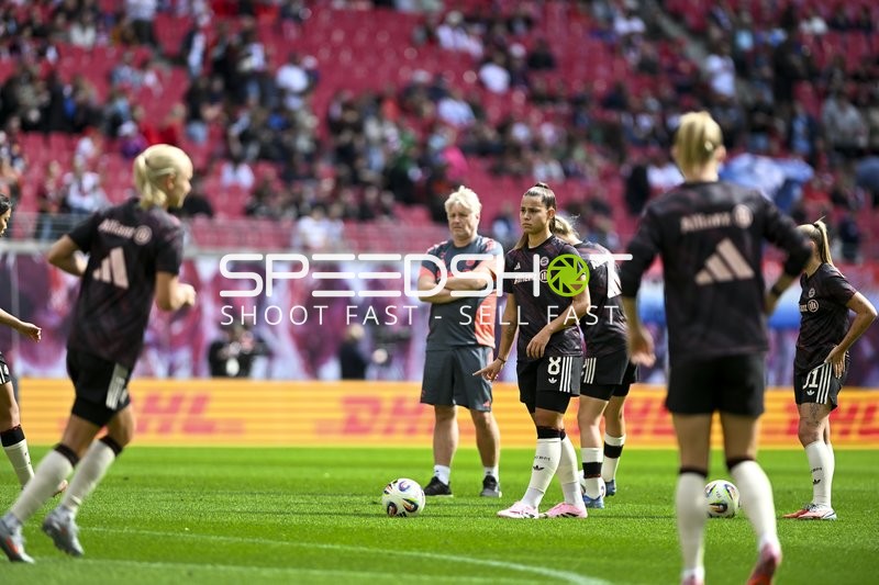 Bayern Spielerinnen Aufwärmen