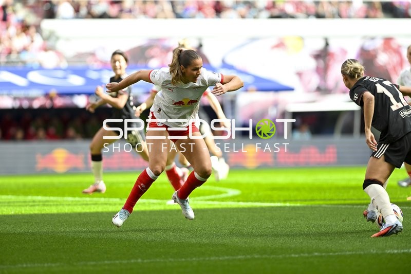 Zweikampf zwischen Andrea Norheim (3; RB Leipzig Frauen) und Gegnerin