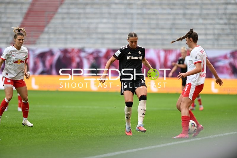 Zweikampf zwischen Sandra Starke (13; RB Leipzig Frauen) und Klara Bühl (17; FC Bayern Frauen 1)